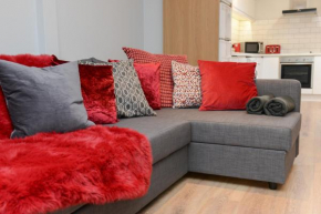 The RED KEEP Fab Location - Two Bed - Two Bathrooms -Townhouse